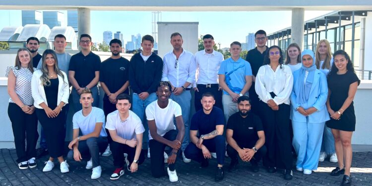 Rekordzahlen: 500 Auszubildende starten bei der Volkswagen Group Retail Deutschland