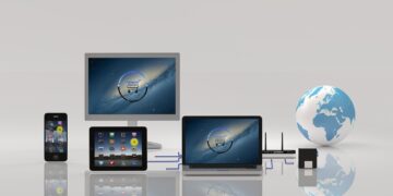 Verschiedene Geräte mit Einkaufswagensymbol auf dem Bildschirm stehen vor Globus.