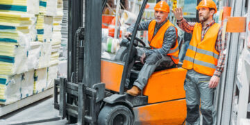 Unsichtbare Effizienzbremsen: Wie kleine Prozesslücken in Produktion und Logistik Kosten in Millionenhöhe verursachen