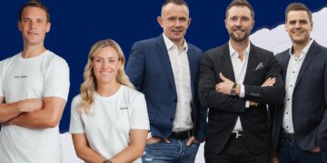 Die Pflegemarke newkee care essentials, gegründet von Tennisstar Angelique Kerber und Fußball-Nationaltorwart Manuel Neuer, setzt deshalb konsequent auf sanfte und vegane Inhaltsstoffe mit maximaler Hautverträglichkeit und erhält nun durch die exklusive B2B-Partnerschaft mit Brandible Zugang zu tausenden Unternehmen im gesamten DACH-Raum. „Für uns bei Brandible geht es nicht nur um den Vertrieb eines Produkts – sondern um Verantwortung. Gerade wenn es um Gesundheit und Prävention geht, wollen wir Marken unterstützen, die Haltung zeigen. newkee steht genau dafür – und das macht die Partnerschaft für uns so besonders.“, erklärt Danilo Schmidt, CEO von Brandible. „Deshalb war für uns klar: Wir wollen eine Marke vertreiben, die nicht nur wirkt, sondern auch Verantwortung übernimmt. Newkee ist genau das.“ Hautgesundheit aus dem Spitzensport für Unternehmen Die hautverträgliche Rezeptur von newkee basieren auf den persönlichen Erfahrungen der Gründer: Angelique Kerber kämpfte während ihrer aktiven Karriere mit UV-bedingten Pigmentstörungen. Manuel Neuer musste sich aufgrund einer Hautkrebsdiagnose mehreren Operationen unterziehen. Aus dem Wunsch nach besseren Produkten entstand eine Marke, die dermatologisch mit „sehr gut“ bewertet ist – vegan, mikroplastikfrei, parfümfrei. „Wir sehen immer mehr Unternehmen, die sich bewusst mit dem Thema Gesundheit und Fürsorge beschäftigen – nicht nur für ihre Mitarbeitenden, sondern auch im Kundenkontakt. Wenn Pflegeprodukte verschenkt oder eingesetzt werden, dürfen sie keine Risiken enthalten.“, betont Schmidt. B2B mit Haltung – und eigener Branding-Option Neben kurzen Lieferzeiten und hochwertigen Verpackungslösungen steht insbesondere das eigene Branding im Fokus: Unternehmen können ihre Pflegeprodukte mit eigenem Logo oder Design versehen und so ein starkes Statement für Nachhaltigkeit, Hautgesundheit und Verantwortungsbewusstsein setzen. „Gesunde Haut ist keine Nebensache, sie ist ein Ausdruck unserer Haltung. Gerade in einer Zeit, in der Vertrauen und Substanz zählen, können natürliche Pflegeprodukte ein glaubwürdiges Aushängeschild für jede Marke sein“, so Schmidt. Verantwortung, die man spürt Die Markteinführung ist bereits angelaufen, erste Pilotkunden – darunter auch familiennahe Marken – setzen newkee aktiv in ihrer Außendarstellung ein. Der offizielle Startschuss fiel am 20. Juni 2025. Mit der Kooperation positionieren sich newkee und Brandible gemeinsam für gut verträgliche Pflegeprodukte und Werbemittel. Über Brandible Brandible ist ein Familienunternehmen, gegründet von Uwe Kasper und Danilo Schmidt, für effektive Markenwirkung. Das Produktportfolio für Geschäftskunden umfasst mehr als 150.000 Produkte, von klassischen Werbeartikeln über Kleidung bis hin zu Werbetechnik, Druckprodukten und Verpackungen. Seit 2007 bietet Brandible branchenerfahrenen Kundenservice, fachliche Beratung zum strategischen Einsatz der Werbemittel sowie Sonderanfertigungen von Werbeartikeln Über newkee Gegründet von Manuel Neuer und Angelique Kerber steht newkee für Pflegeprodukte mit Haltung. Die dermatologisch geprüften Formeln verzichten bewusst auf Alkohol, Parfüm und Mikroplastik – für gesunde Haut, nachhaltige Pflege und verantwortungsvollen Konsum.