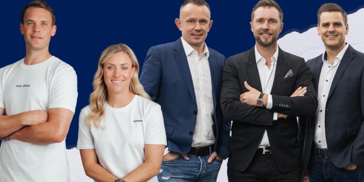 Die Pflegemarke newkee care essentials, gegründet von Tennisstar Angelique Kerber und Fußball-Nationaltorwart Manuel Neuer, setzt deshalb konsequent auf sanfte und vegane Inhaltsstoffe mit maximaler Hautverträglichkeit und erhält nun durch die exklusive B2B-Partnerschaft mit Brandible Zugang zu tausenden Unternehmen im gesamten DACH-Raum. „Für uns bei Brandible geht es nicht nur um den Vertrieb eines Produkts – sondern um Verantwortung. Gerade wenn es um Gesundheit und Prävention geht, wollen wir Marken unterstützen, die Haltung zeigen. newkee steht genau dafür – und das macht die Partnerschaft für uns so besonders.“, erklärt Danilo Schmidt, CEO von Brandible. „Deshalb war für uns klar: Wir wollen eine Marke vertreiben, die nicht nur wirkt, sondern auch Verantwortung übernimmt. Newkee ist genau das.“ Hautgesundheit aus dem Spitzensport für Unternehmen Die hautverträgliche Rezeptur von newkee basieren auf den persönlichen Erfahrungen der Gründer: Angelique Kerber kämpfte während ihrer aktiven Karriere mit UV-bedingten Pigmentstörungen. Manuel Neuer musste sich aufgrund einer Hautkrebsdiagnose mehreren Operationen unterziehen. Aus dem Wunsch nach besseren Produkten entstand eine Marke, die dermatologisch mit „sehr gut“ bewertet ist – vegan, mikroplastikfrei, parfümfrei. „Wir sehen immer mehr Unternehmen, die sich bewusst mit dem Thema Gesundheit und Fürsorge beschäftigen – nicht nur für ihre Mitarbeitenden, sondern auch im Kundenkontakt. Wenn Pflegeprodukte verschenkt oder eingesetzt werden, dürfen sie keine Risiken enthalten.“, betont Schmidt. B2B mit Haltung – und eigener Branding-Option Neben kurzen Lieferzeiten und hochwertigen Verpackungslösungen steht insbesondere das eigene Branding im Fokus: Unternehmen können ihre Pflegeprodukte mit eigenem Logo oder Design versehen und so ein starkes Statement für Nachhaltigkeit, Hautgesundheit und Verantwortungsbewusstsein setzen. „Gesunde Haut ist keine Nebensache, sie ist ein Ausdruck unserer Haltung. Gerade in einer Zeit, in der Vertrauen und Substanz zählen, können natürliche Pflegeprodukte ein glaubwürdiges Aushängeschild für jede Marke sein“, so Schmidt. Verantwortung, die man spürt Die Markteinführung ist bereits angelaufen, erste Pilotkunden – darunter auch familiennahe Marken – setzen newkee aktiv in ihrer Außendarstellung ein. Der offizielle Startschuss fiel am 20. Juni 2025. Mit der Kooperation positionieren sich newkee und Brandible gemeinsam für gut verträgliche Pflegeprodukte und Werbemittel. Über Brandible Brandible ist ein Familienunternehmen, gegründet von Uwe Kasper und Danilo Schmidt, für effektive Markenwirkung. Das Produktportfolio für Geschäftskunden umfasst mehr als 150.000 Produkte, von klassischen Werbeartikeln über Kleidung bis hin zu Werbetechnik, Druckprodukten und Verpackungen. Seit 2007 bietet Brandible branchenerfahrenen Kundenservice, fachliche Beratung zum strategischen Einsatz der Werbemittel sowie Sonderanfertigungen von Werbeartikeln Über newkee Gegründet von Manuel Neuer und Angelique Kerber steht newkee für Pflegeprodukte mit Haltung. Die dermatologisch geprüften Formeln verzichten bewusst auf Alkohol, Parfüm und Mikroplastik – für gesunde Haut, nachhaltige Pflege und verantwortungsvollen Konsum.