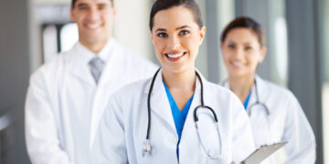 Medizin trifft Wirtschaft: Welche Absicherungen Ärzte wirklich brauchen